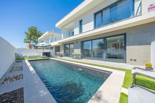 Black Pool House just 10 minutes away from the beach — 4-Star Luxury Hotel in Amora, Portugal
