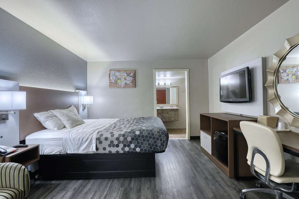 Econo Lodge Neenah - photo 32