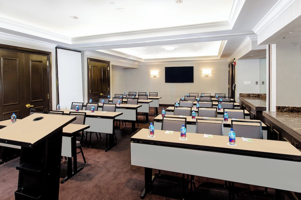 Courtyard by Marriott New York JFK Airport - photo 37