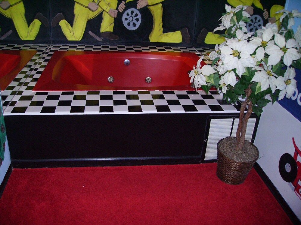 Red Carpet Inn And Fantasuite Hotel - photo 42