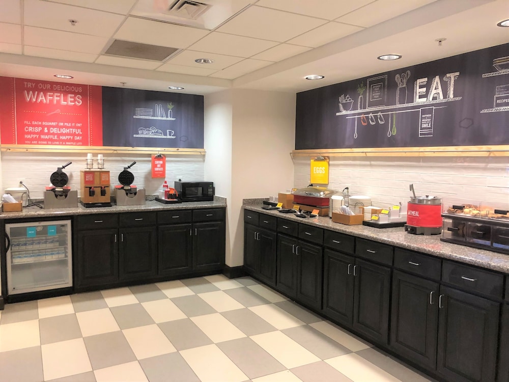 Hampton Inn & Suites Norfolk Airport - photo 32