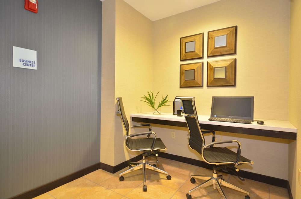 Holiday Inn Express & Suites Farmington by IHG - photo 31