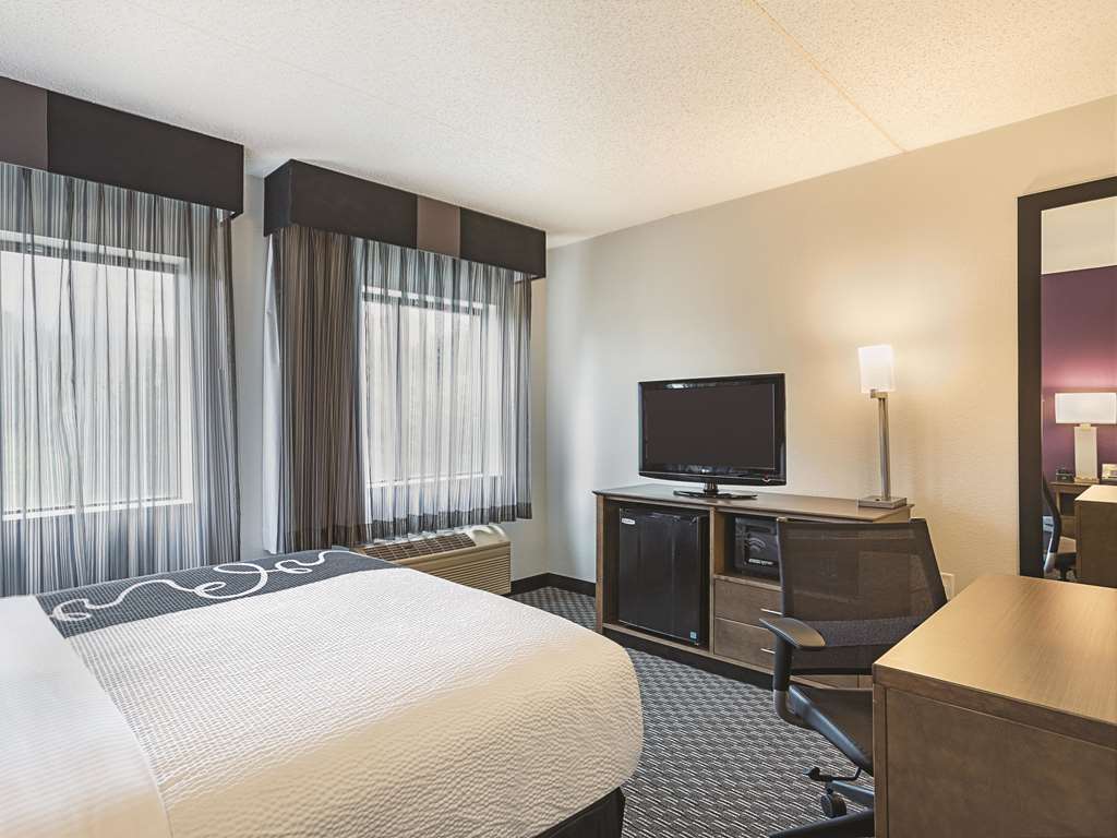 La Quinta Inn & Suites by Wyndham Baltimore BWI Airport - photo 23