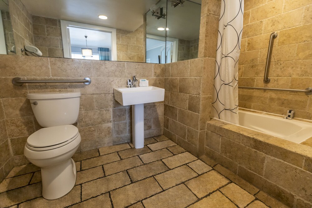 Chesterfield Hotel & Suites - photo 36