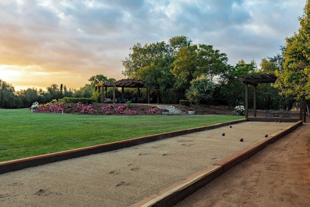 Sleeps 20 Vineyard Estate w Resort Pool Spa Game Room Wilson Creek Manor by AvantStay - photo 5