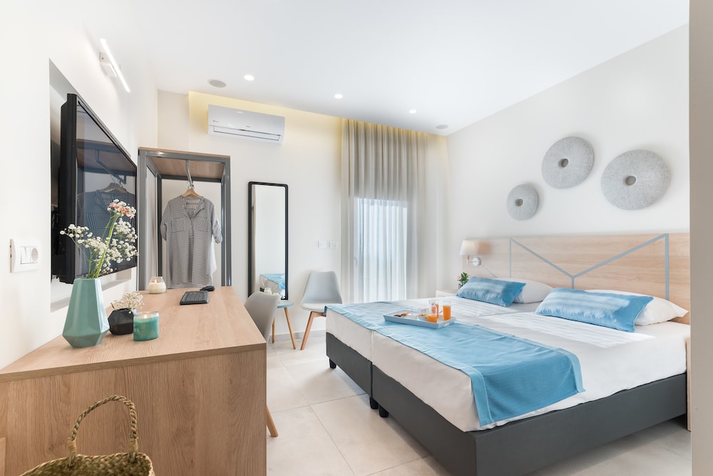 Santorini Main Square - carbon neutral hotel in Fira