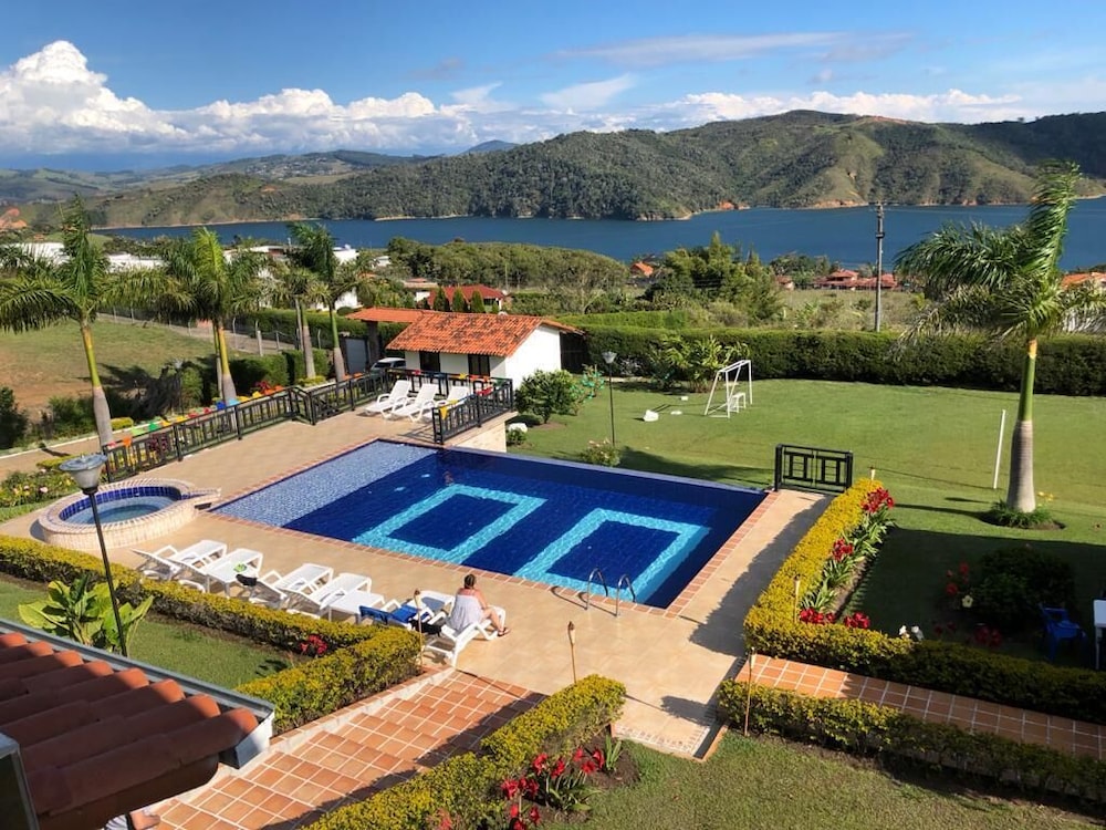Finca Lago Calima With Excellent View — hotel in Calimita