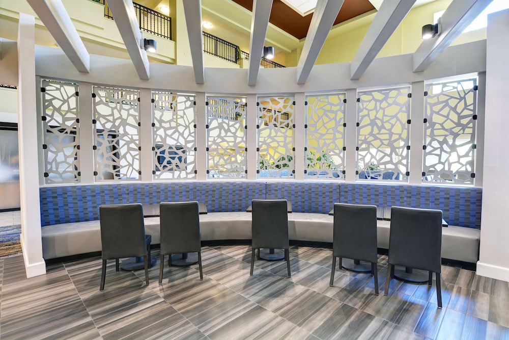 Embassy Suites by Hilton Valencia - photo 22