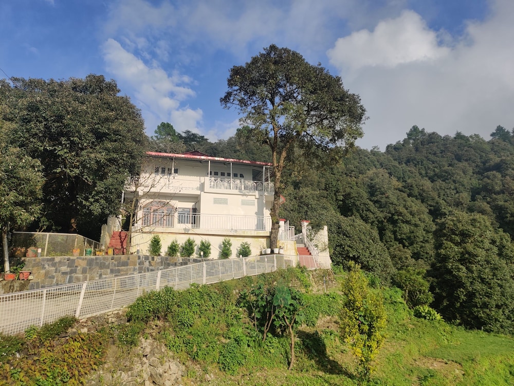 Oakwood Forest Retreat — 4-Star Luxury Hotel in Mussoorie, India
