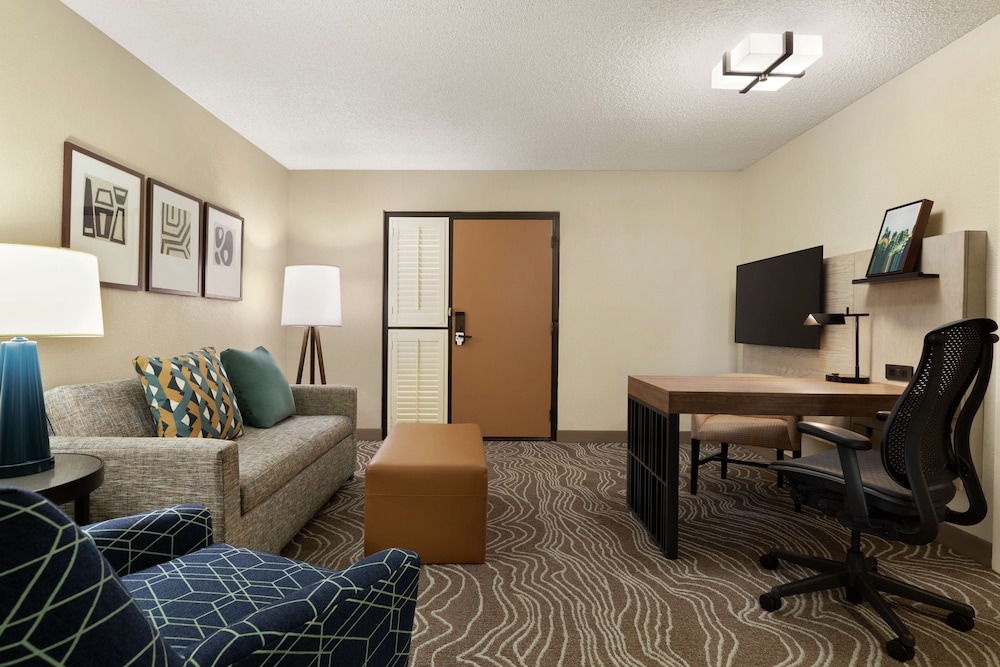 Embassy Suites by Hilton Phoenix Tempe - photo 13