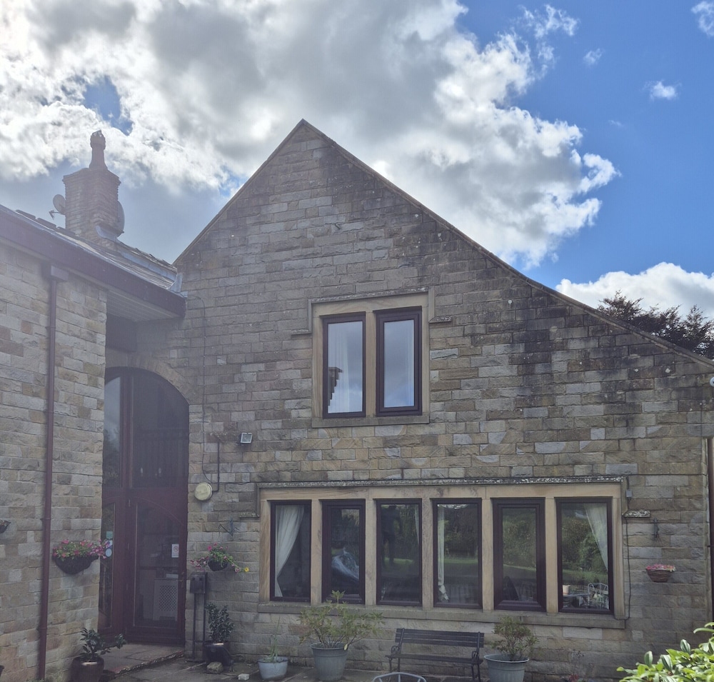 The Waltzing Weasel in High Peak, United Kingdom