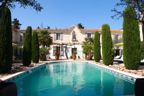 Villa spacieuse et charmante à Saint Gilles avec piscine privée — 4-Star Luxury Hotel in Saint-Gilles, France