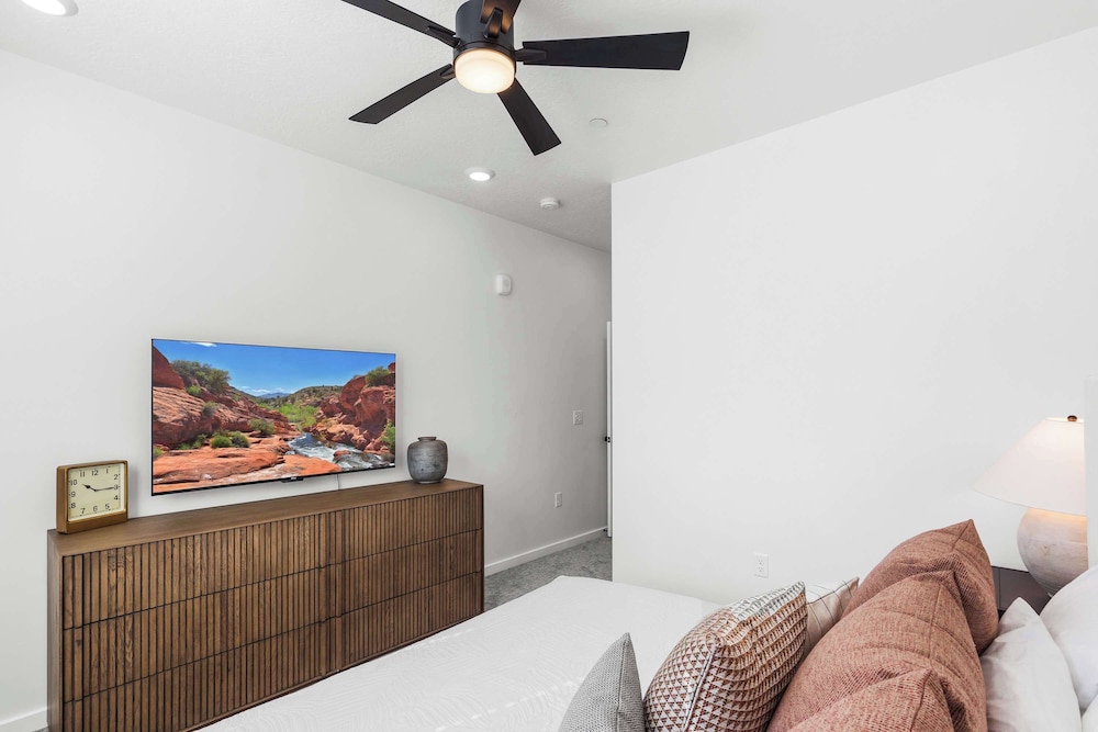 Brand New Desert Cliff Sleeps 20 Guests - photo 6