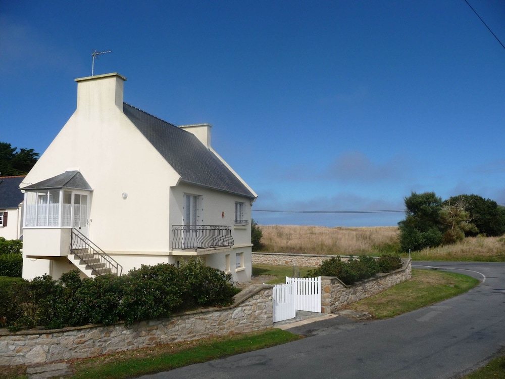 House in Treompan Near Sandy Beach — 4-Star Luxury Hotel in Ploudalmezeau, France