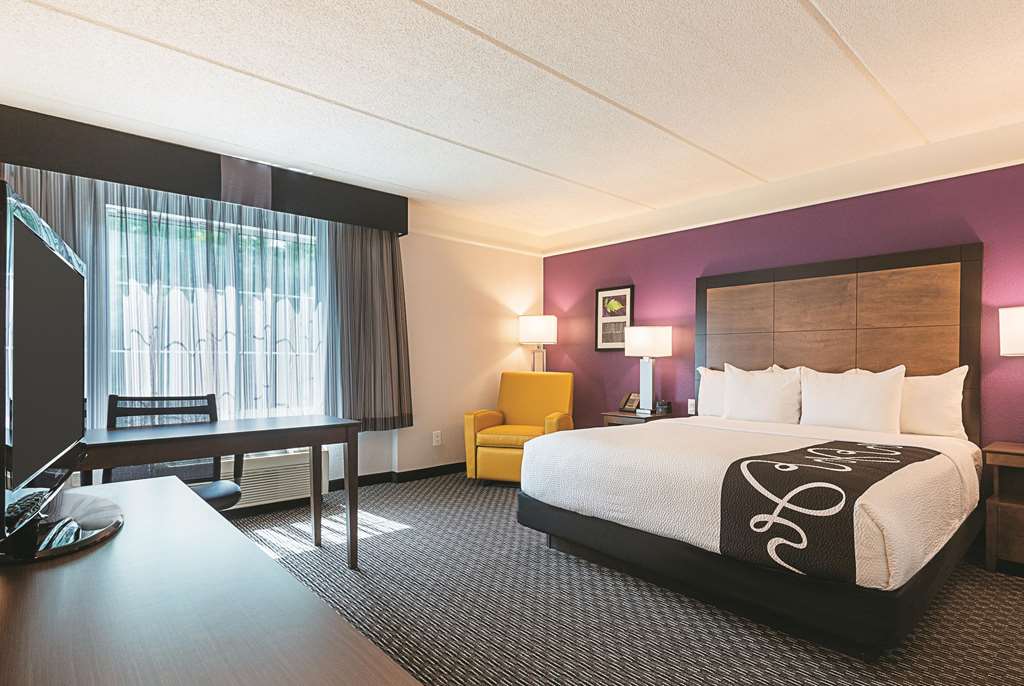 La Quinta Inn & Suites by Wyndham Atlanta Alpharetta - photo 26