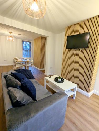 3 Bed Sleeps 6 1 Bath Parking WiFi — hotel in Halstead