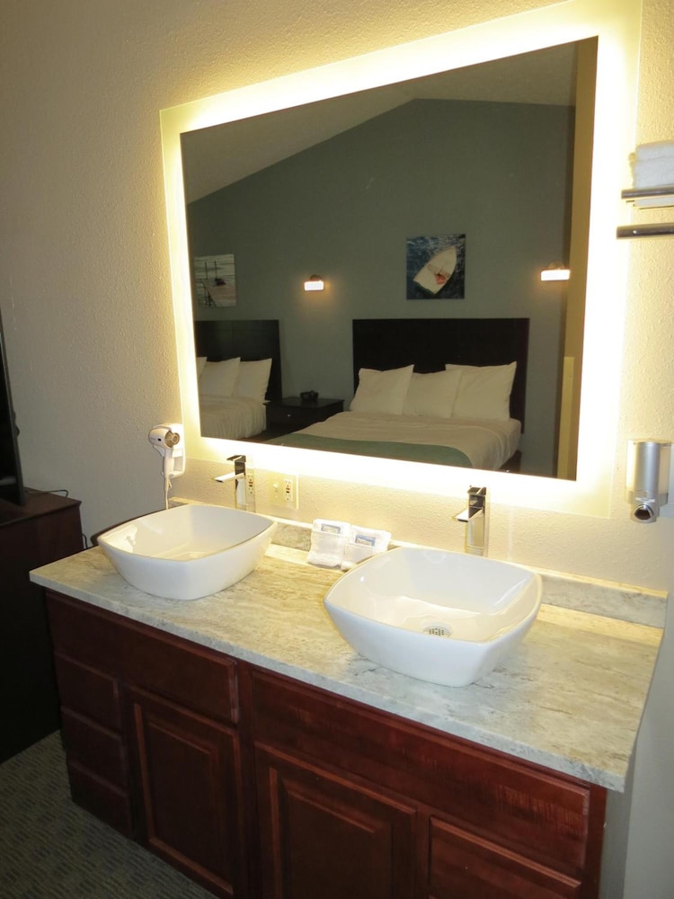 Edgewater Hotel - photo 18
