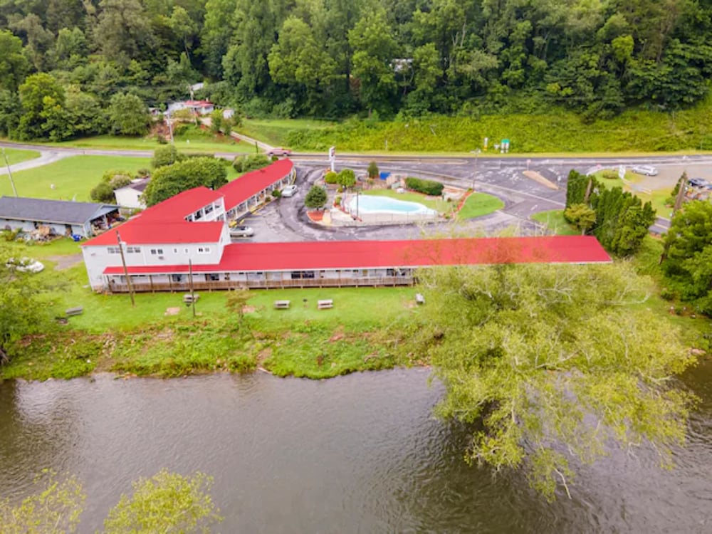 Lloyd S On The River Country Inn By Oyo — Cherokee