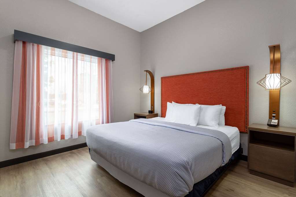 La Quinta Inn & Suites by Wyndham Augusta Near Fort Gordon - photo 13