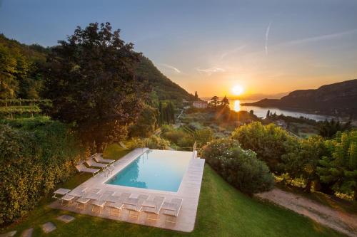 Cà Cantoni With Pool — 4-Star Luxury Hotel in Garda, Italy