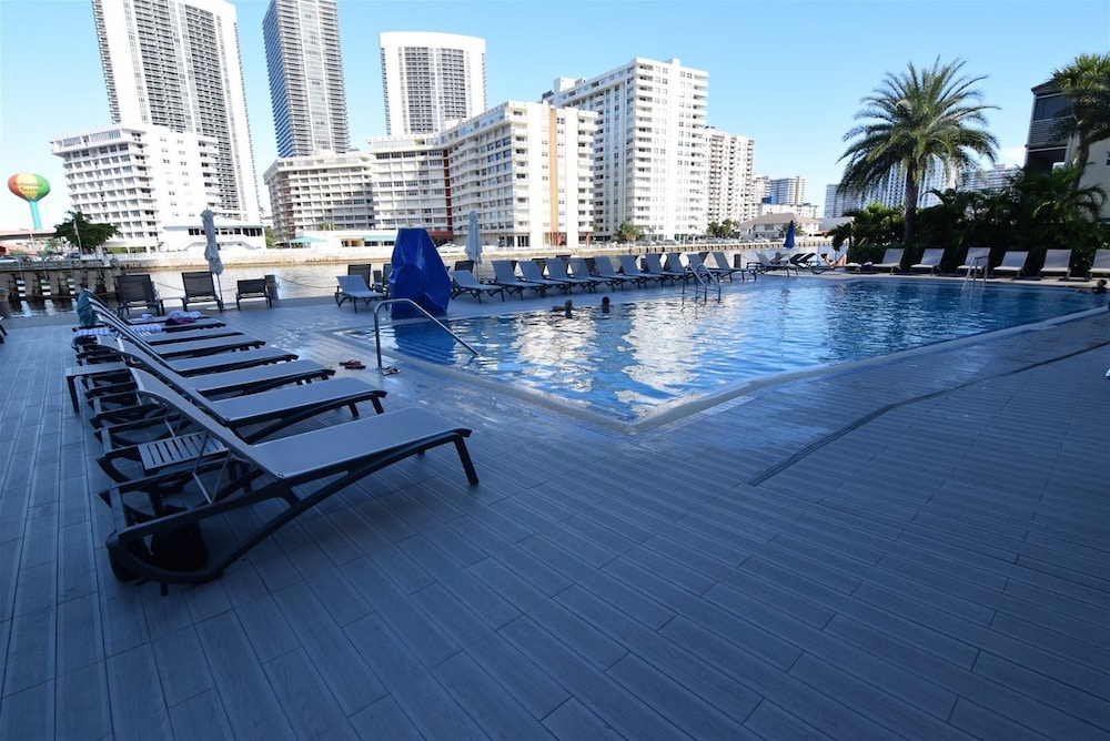 Modern Studio With Amazing Ocean & Bay View @ Beachwalk Resort - photo 7