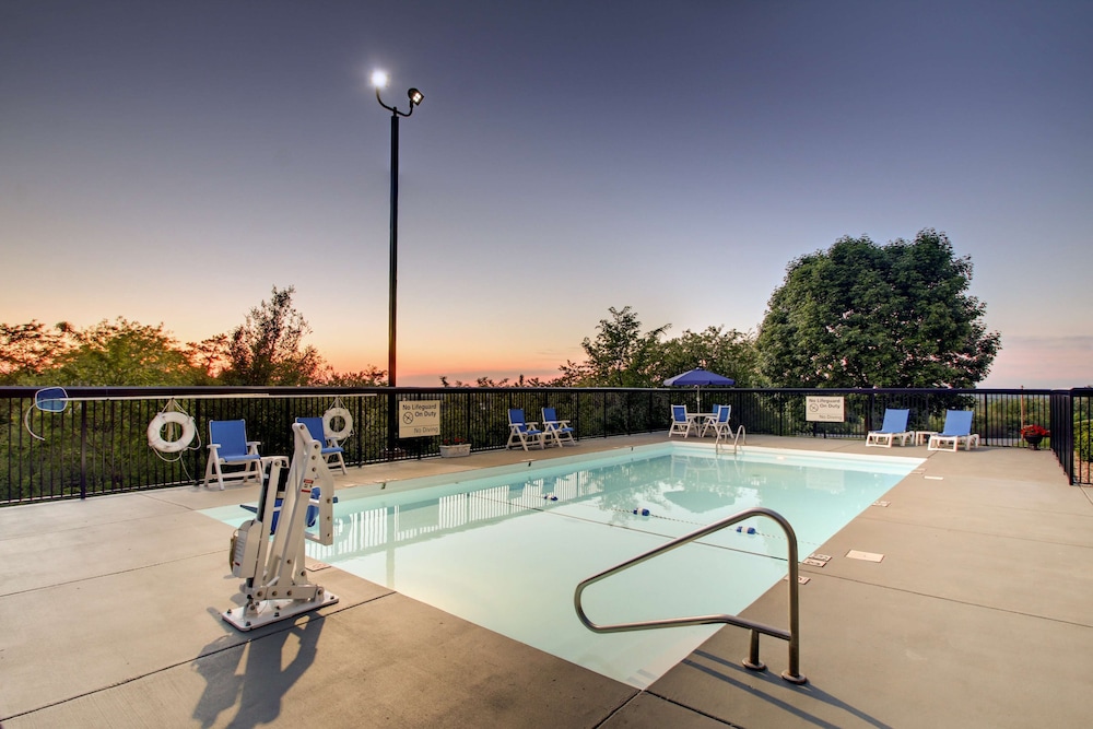 Hampton Inn Rolla - photo 26