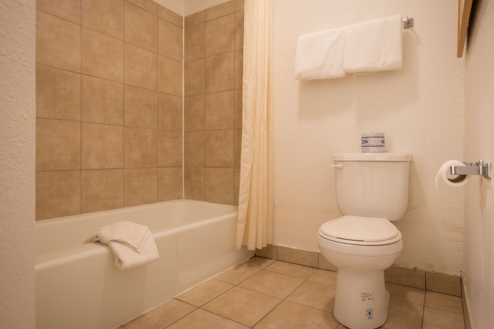 The Junction Hotel and Hostel - photo 31