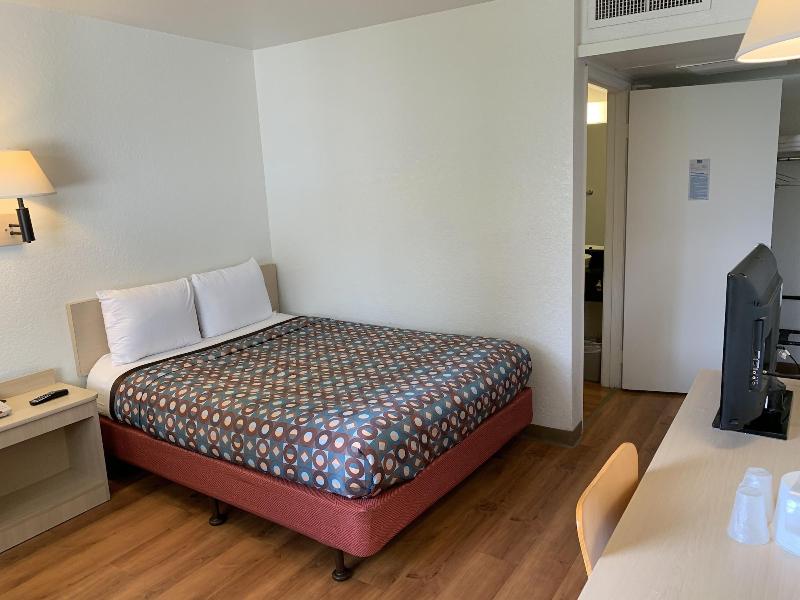 Vagabond Inn Sylmar - photo 15