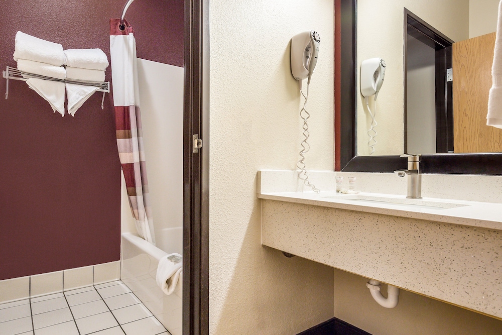 Red Roof Inn St Louis Troy IL - photo 23