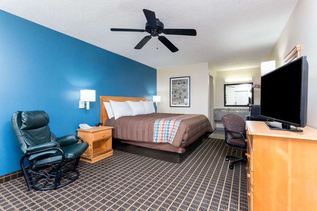 Days Inn by Wyndham Forest - photo 14