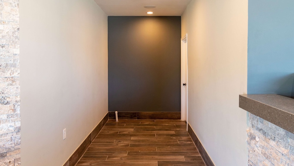 Magnuson Extended Stay and Suites Airport Hotel - photo 3