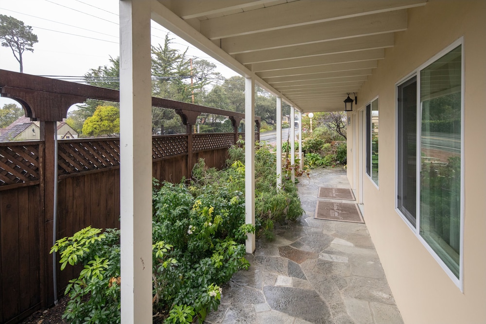 Vendange Carmel Inn & Suites - photo 40