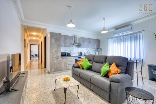 Charming 3BR Apt with City Views & WIFI in Swieqi by 360 Estates — 4-Star Luxury Hotel in Swieqi, Malta