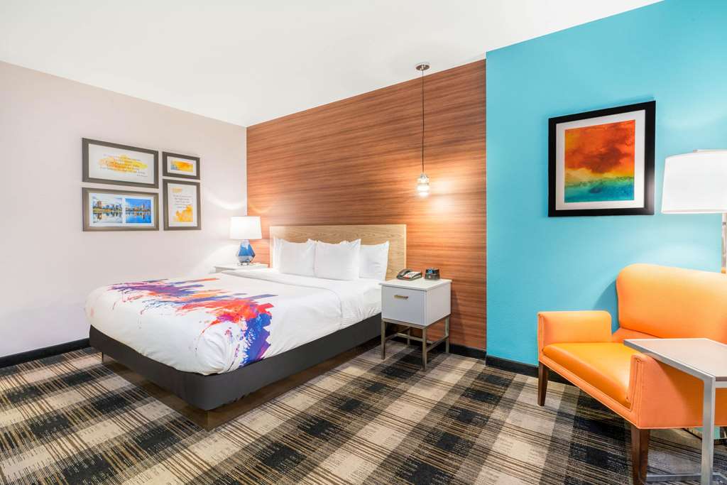 La Quinta Inn & Suites by Wyndham Oklahoma City Airport - photo 18