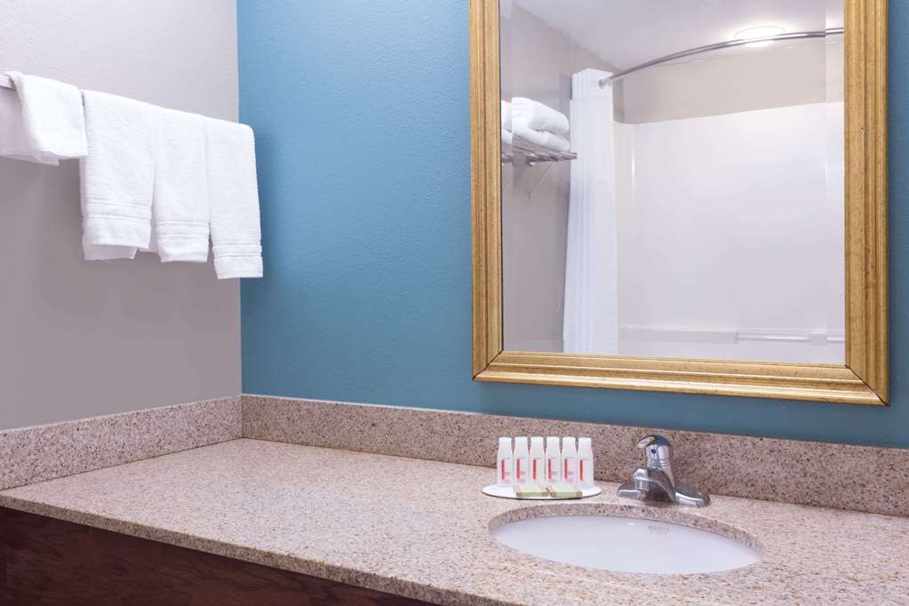 Super 8 by Wyndham Rainsville - photo 8
