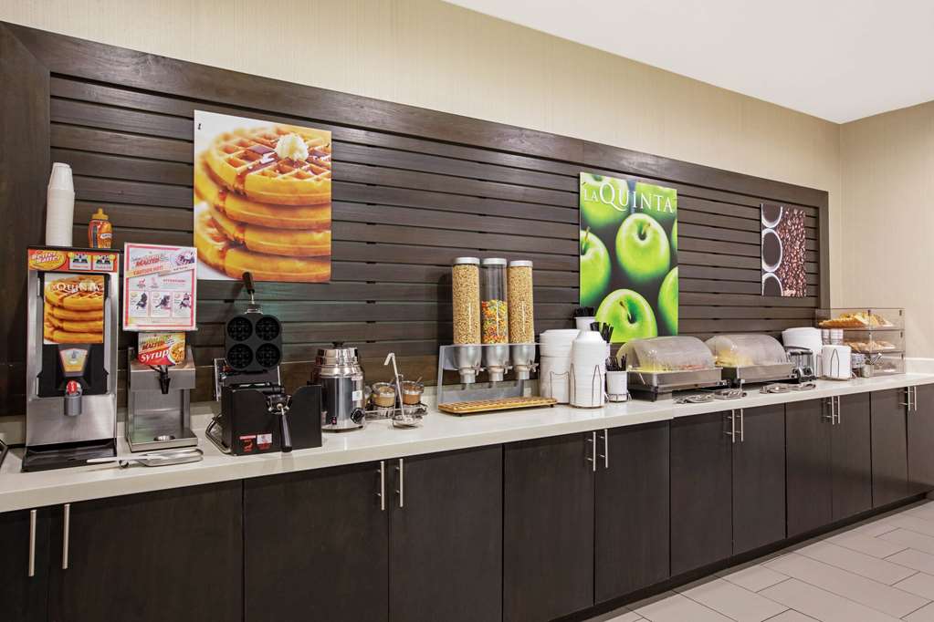 La Quinta Inn & Suites by Wyndham Fayetteville - photo 21