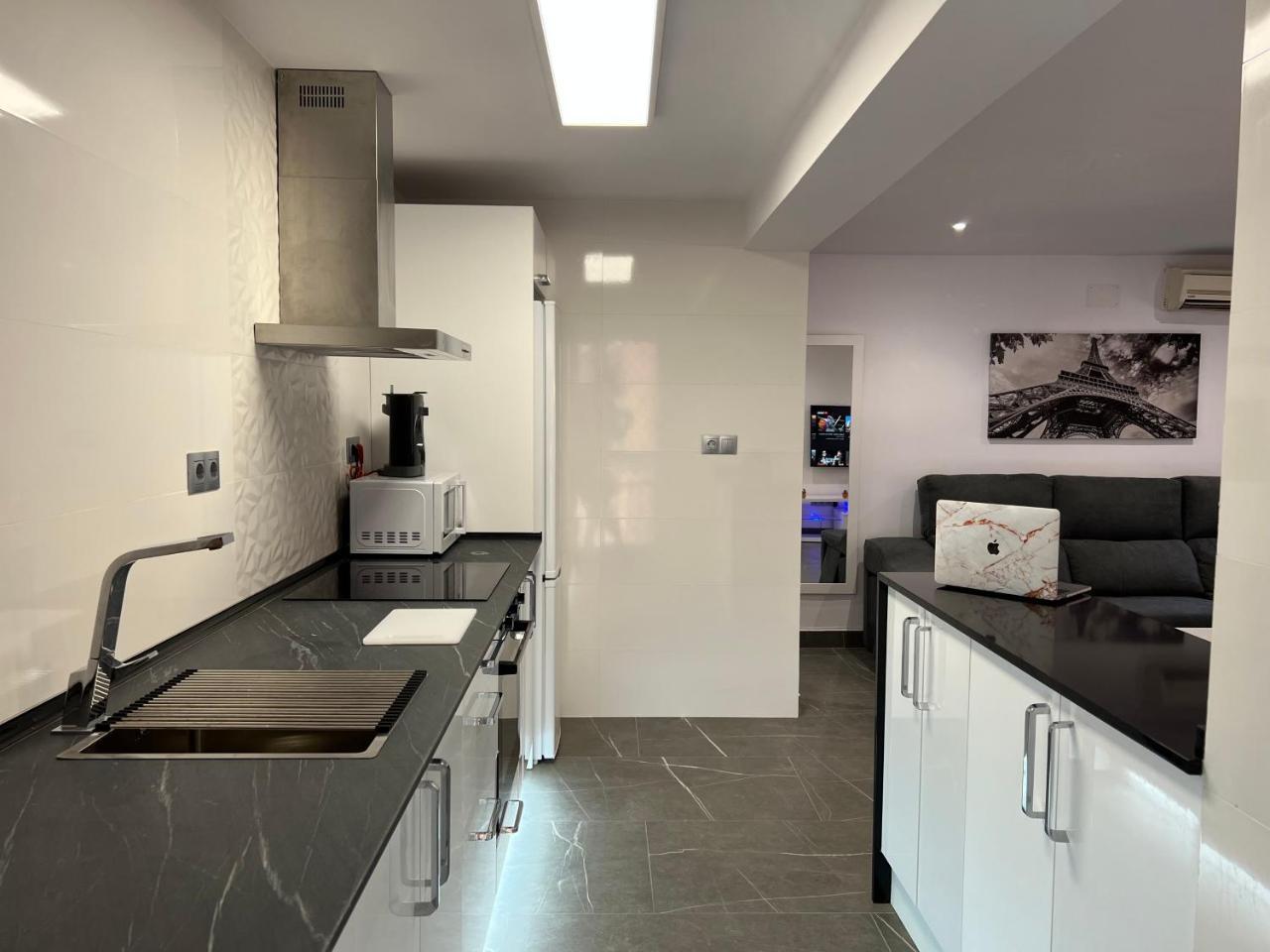 Apartamento Espacioso de Diseno a 3 Min Renfe. — 4-Star Luxury Hotel in Cordoba, Spain