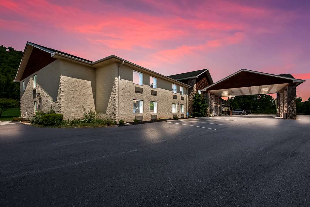 SureStay Plus Hotel by Best Western Berkeley Springs - carbon neutral hotel in Berkeley Springs