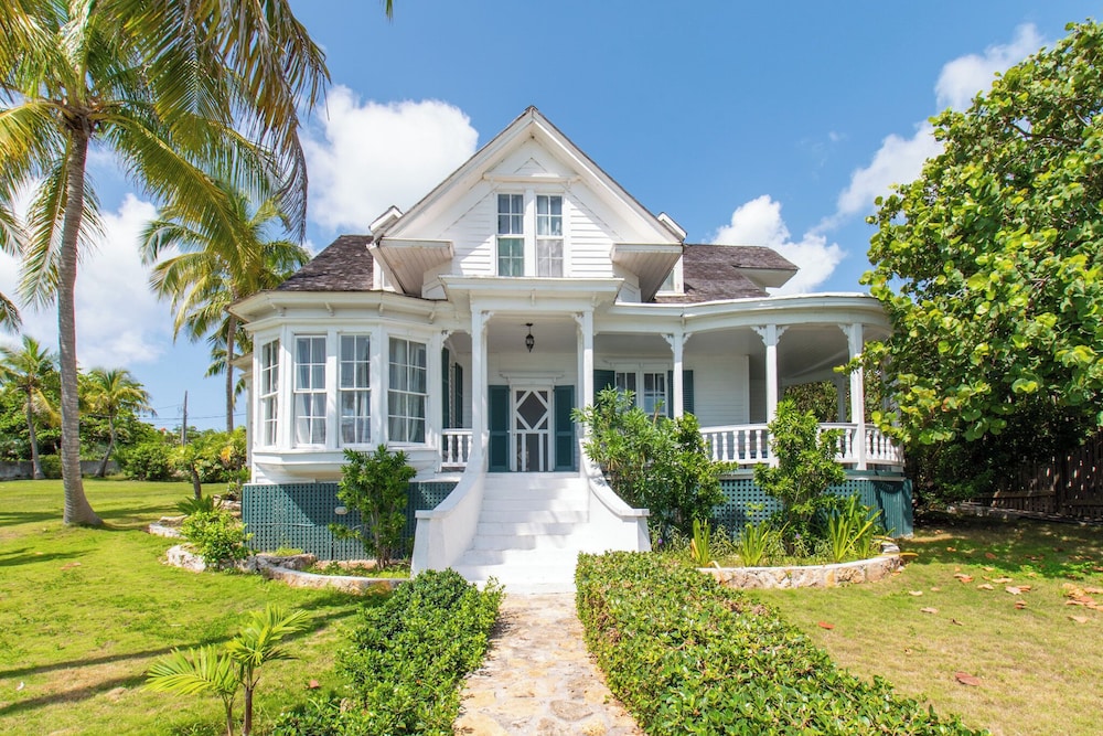 Captain'S Quarters: Restored Waterfront Home With Sunset Views — 4-Star Luxury Hotel in Governor's Harbour, Bahamas