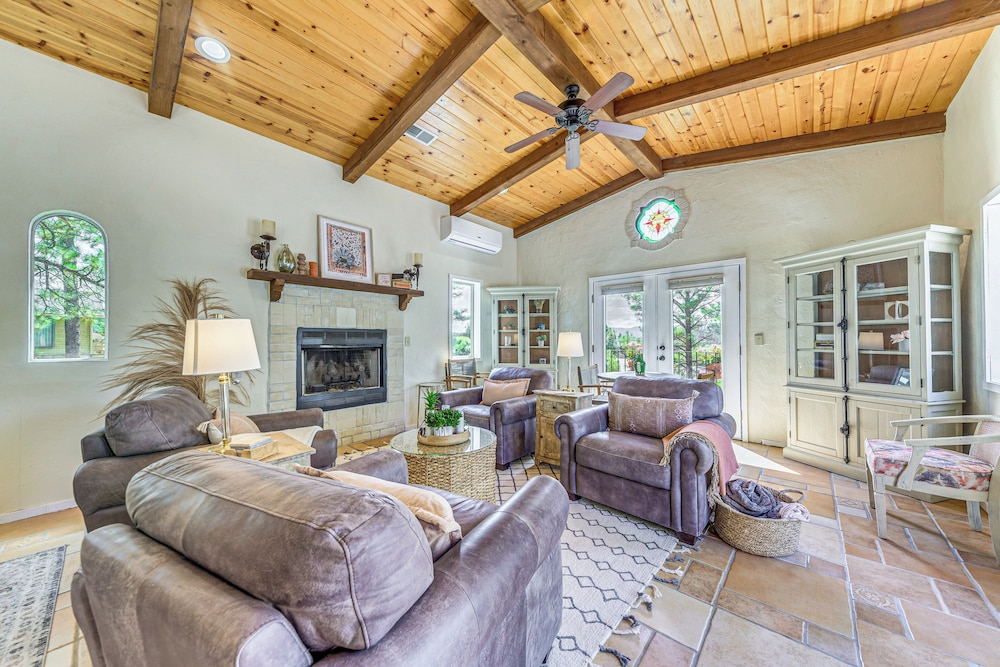 Ruidoso Retreat w Hot Tub & Patio in Ruidoso, United States