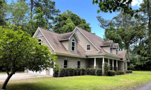 Amazing Home & Modern Airstreams Near Beach & City Sleeps 22 — 4-Star Luxury Hotel in Savannah, United States
