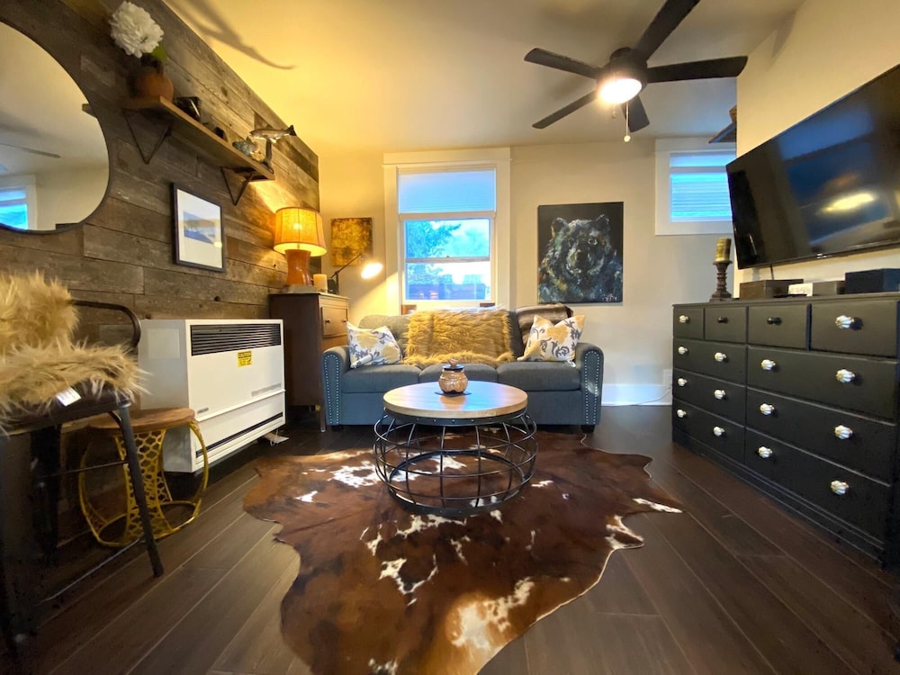 The Chic Guest Retreat in Old Town near CSU in Fort Collins, United States