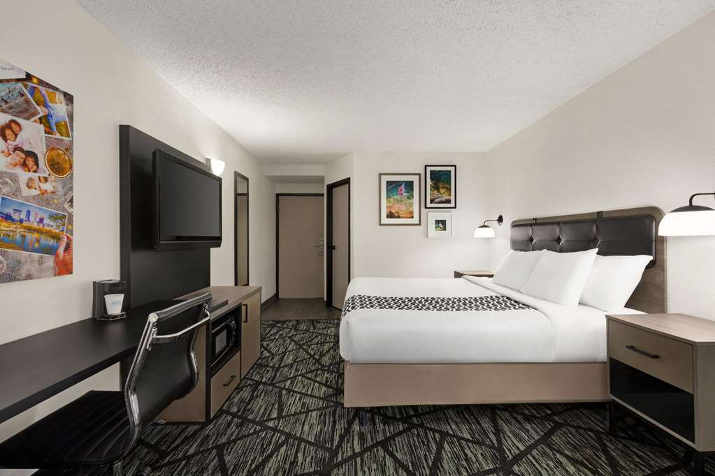 La Quinta Inn & Suites by Wyndham Cleveland Airport West - photo 20