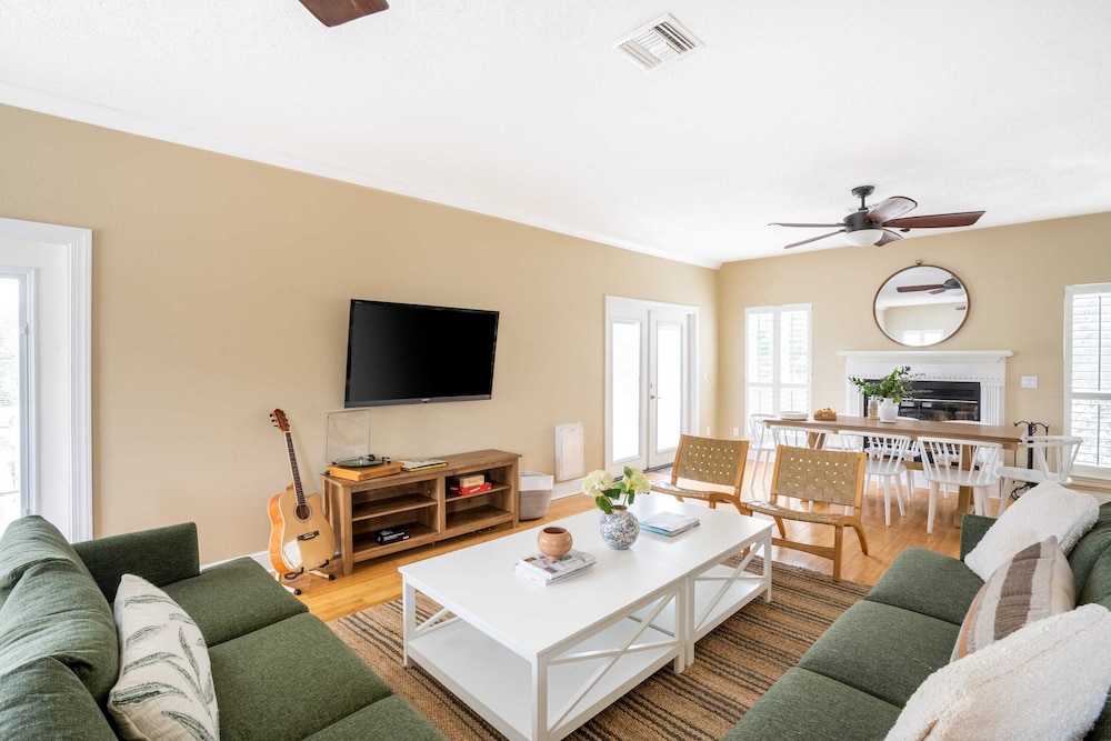 Hourglass by Avantstay Chic Beach Getaway w Pool & Two Large Balconies - photo 8