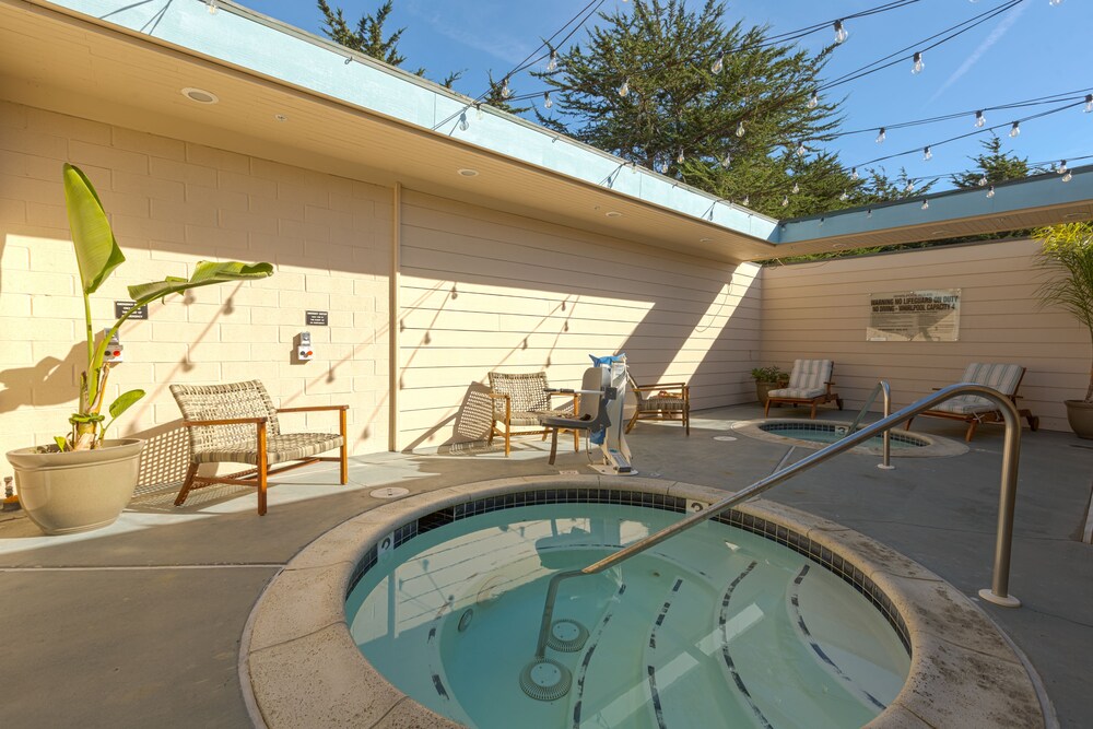 Cambria Landing Inn & Suites - photo 39
