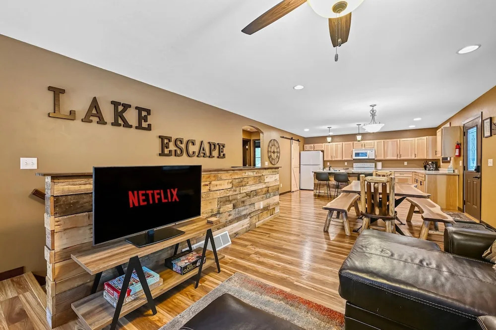 Tranquil Lakefront Oasis Fire Pit Fishing BBQ in Eagle River, United States