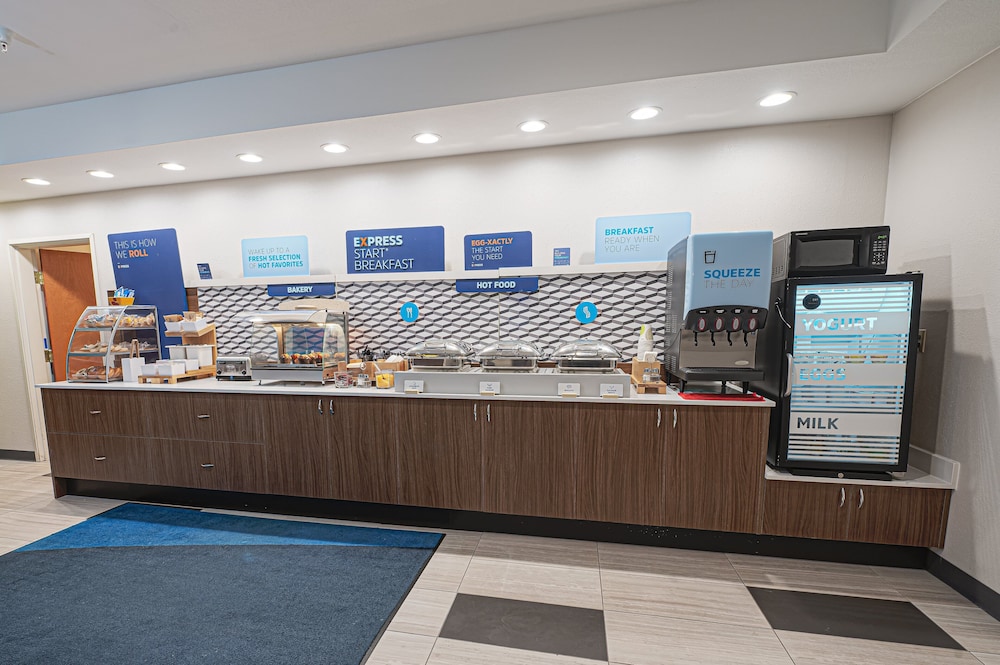 Holiday Inn Express Hotel & Suites East Lansing by IHG - photo 26
