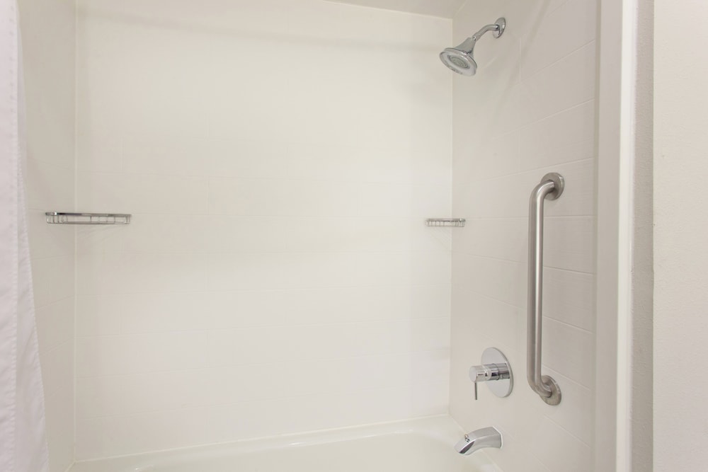 Holiday Inn Express & Suites Corona by IHG - photo 18