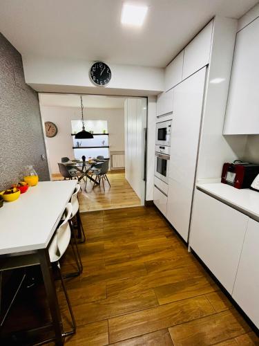 Apto de Diseno Centro Parking Calefaccion Aire Wifi in Granada, Spain