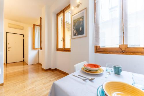 Ap12 Grazioso Appartamento in Centro — 4-Star Luxury Hotel in Milan, Italy